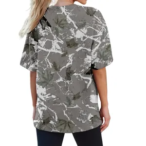 Vue détaillée d'un t-shirt unisexe avec imprimé camouflage 3D feuilles d'érable