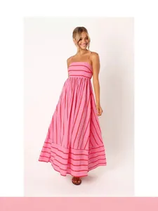 Elegantes rosa gestreiftes Maxikleid mit Spaghettiträgern für Sommerurlaub und Resort