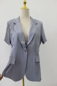 Vista dettagliata di un blazer professionale a maniche corte per donna in lavanda tenue