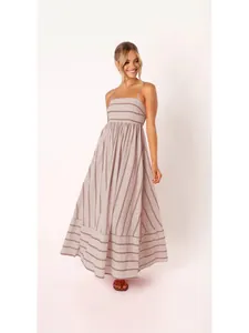 Elegantes gestreiftes Maxikleid für Damen im Urlaubsstil mit fließendem, weitem Rockteil.