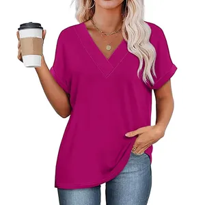 Casual fuchsia zomerse damestop met V-hals en stijlvolle vleugetmouwen voor de zomer