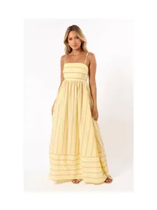 Elegantes gelb und rosa gestreiftes Maxikleid mit Trägern ideal für Sommerurlaub