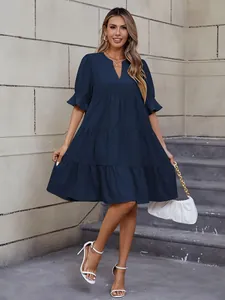 Vista detallada de un elegante vestido casual azul marino con cuello en V en una modelo