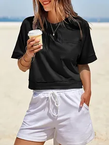 T-shirt corta nera oversize con tasca, stile casual per un look estivo da spiaggia