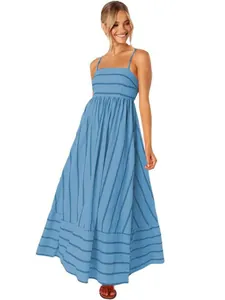 Elegantes hellblau gestreiftes Maxikleid mit Spaghettiträgern auf weißem Hintergrund.
