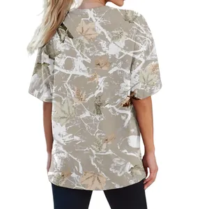 Vue arrière détaillée d'un t-shirt unisexe imprimé de feuilles 3D avec un motif artistique