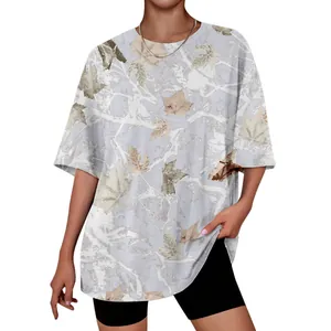 Vue détaillée d'un t-shirt oversize unisexe avec un motif imprimé de feuilles d'érable 3D