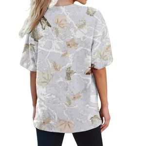 Vue arrière d'un t-shirt unisexe avec un motif de camouflage de feuilles 3D détaillé