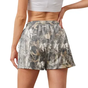 Vue arrière détaillée d'un short décontracté camouflage 3D pour femme avec taille élastique confortable