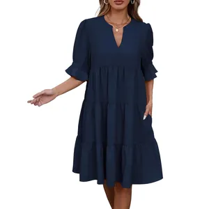 Elegante vestido midi de color azul marino con cuello en V, corte holgado y volantes chic