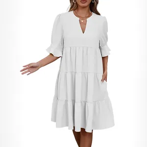 Elegante vestido corto blanco con cuello en V y volantes para la moda de verano
