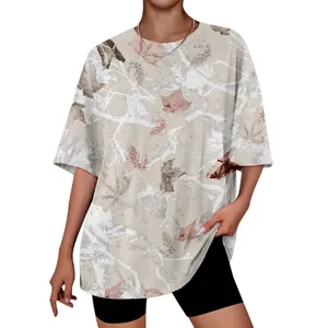 Détail d'un t-shirt oversize unisexe arborant un imprimé tendance de feuilles en 3D