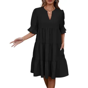 Elegante vestido de verano negro con cuello en V, falda escalonada y bolsillos prácticos