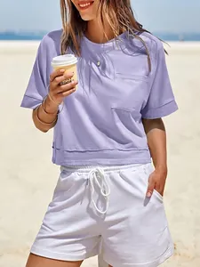 Vista dettagliata della t-shirt oversize color lavanda da donna con taschino frontale