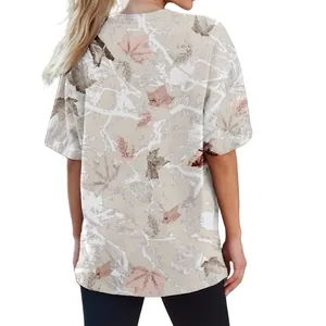 Vue arrière d'un t-shirt unisexe avec un imprimé 3D de feuilles d'érable vintage