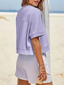 Dettaglio della vista posteriore di una t-shirt crop top lavanda ampia all'aperto
