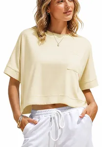 Vista dettagliata della t-shirt crop top oversize crema da donna con taschino