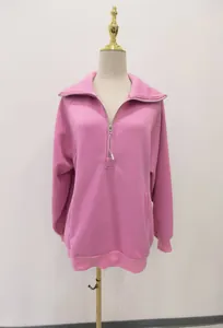 Vista dettagliata della felpa in pile rosa da donna con mezza zip su un manichino