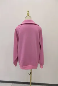 Vista posteriore dettagliata di felpa rosa maniche lunghe con mezza zip su manichino da sarta