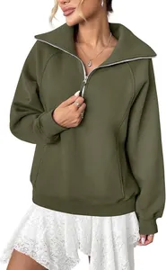 Vista dettagliata della felpa oversize verde oliva da donna con mezza zip e tasca