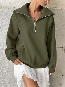 Felpa oversize da donna verde oliva con mezza zip, colletto alto e tasca frontale