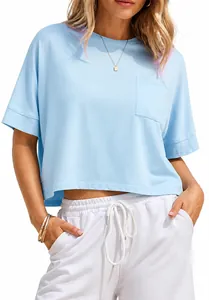 T-shirt corta crop oversize celeste da donna con una pratica tasca anteriore applicata.