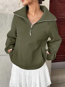 Felpa casual da donna verde oliva con mezza zip, colletto e dettagli delle tasche