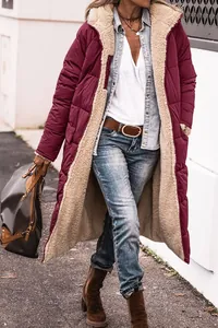 Chaqueta acolchada larga burdeos con capucha y forro cálido de sherpa beige claro