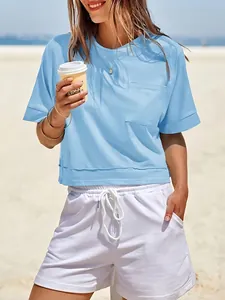 Dettaglio della t-shirt cropped azzurra da donna con tasca frontale e stile oversize