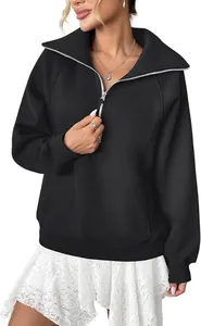Dettaglio felpa donna nera mezza zip in pile vestibilità ampia stile casual chic