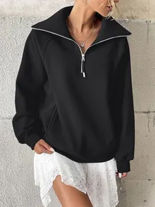 Dettaglio felpa in pile nera da donna con mezza cerniera e colletto ampio moda