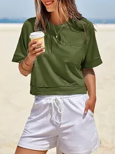 Dettaglio di un crop top verde oversize da donna con tasca e pantaloncini bianchi