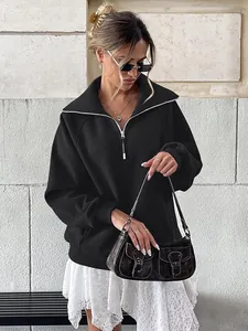 Felpa da donna nera oversize con mezza zip in pile, ideale per un look casual e alla moda