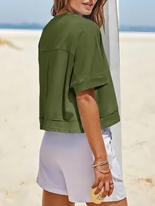 Primo piano della t-shirt crop top oversize verde militare che mostra tessuto e vestibilità