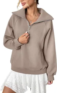 Dettaglio felpa in pile da donna con mezza zip in color taupe e polsini a coste.