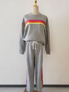 Ensemble de survêtement gris décontracté avec des rayures arc-en-ciel sur la poitrine
