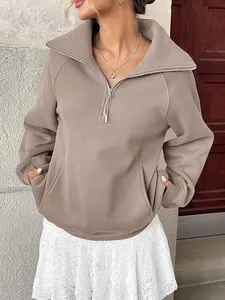 Primo piano di felpa da donna in pile con mezza zip e dettaglio tasca in colore kaki