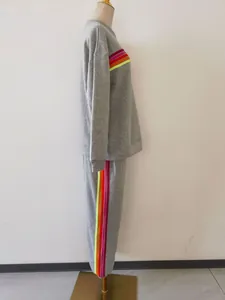 Vue latérale d'un ensemble sweat et pantalon gris avec des bandes arc-en-ciel néon