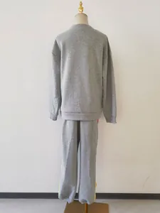 Vue arrière de l'ensemble de jogging gris avec bandes latérales fluo sur le pantalon