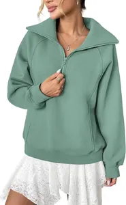 Dettaglio di una felpa in pile verde menta da donna con mezza zip e maniche lunghe