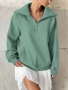 Felpa da donna in pile verde salvia con mezza zip, vestibilità ampia e stile alla moda.
