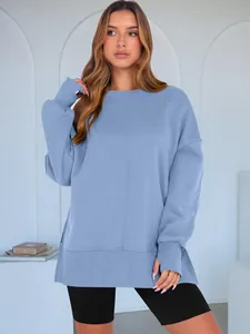 Sweatshirt bleu clair oversize à col rond avec fentes latérales et manches chauve-souris.