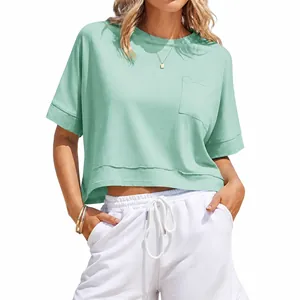 T-shirt corta oversize da donna verde menta con taschino e un orlo a taglio vivo