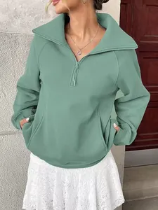Felpa in pile verde salvia da donna con mezza zip e comode tasche anteriori dallo stile casual