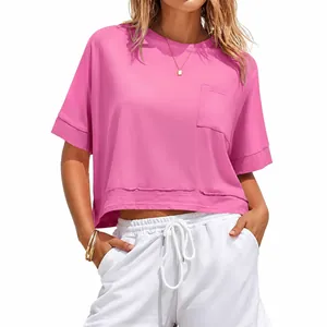 T-shirt crop top rosa oversize da donna con tasca, stile sportivo estivo casual.