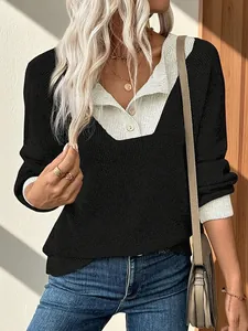 Λεπτομέρεια από γυναικείο casual ριμπ πλεκτό πουλόβερ με χρωματική αντίθεση και κουμπιά