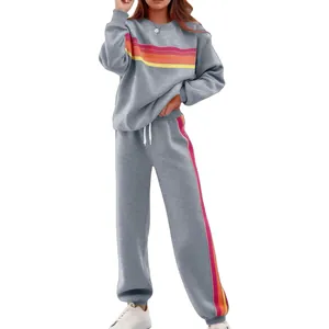 Ensemble sweat et pantalon de jogging gris avec détails de rayures arc-en-ciel vives