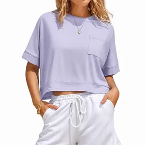 T-shirt crop top lavanda oversize da donna con tasca frontale funzionale.