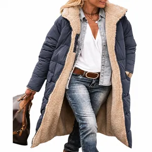 Detalle de abrigo acolchado reversible azul marino para mujer con forro de sherpa beige
