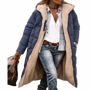 Dettaglio cappotto imbottito reversibile blu navy con fodera in pile sherpa beige da donna